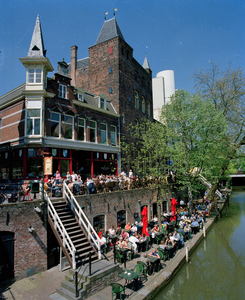 844469 Gezicht op enkele terrassen op de werf aan de westzijde van de Oudegracht te Utrecht, tussen de Jansbrug en de ...